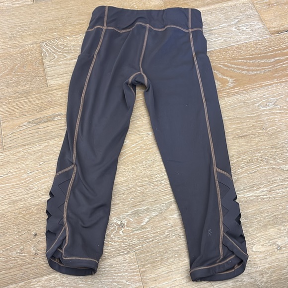 Athletes Girl spring forward capri leggings - Picture 3 of 4